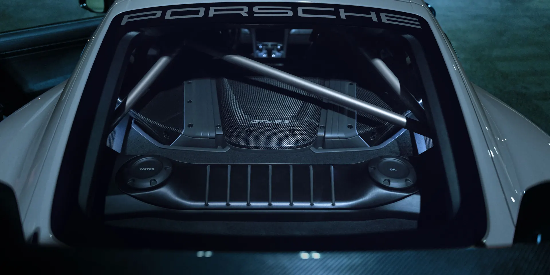 Porsche - Görünür motor teknolojisi: hava kutusu iç kisma alindi ve güçlü bir iç ses ve optimum hava akisi saglamak üzere yeni gelistirilmis bir hava filtresi kullanildi.
