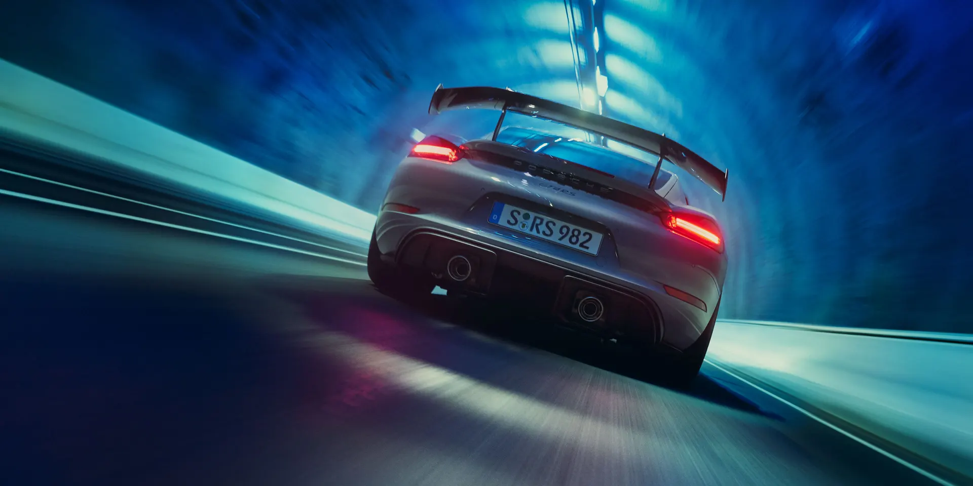 Porsche - Motor sporlari karakterine sahip sade ses.