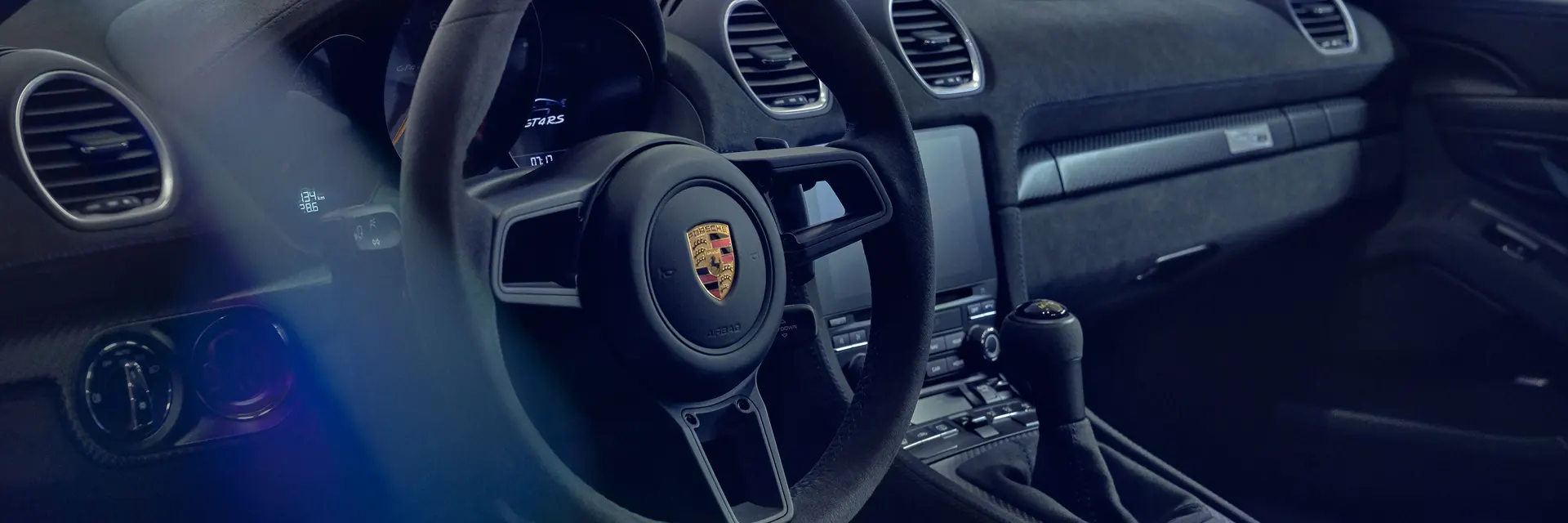 Porsche - Motor sporlarina özgü malzemeler artik elinizin altında.