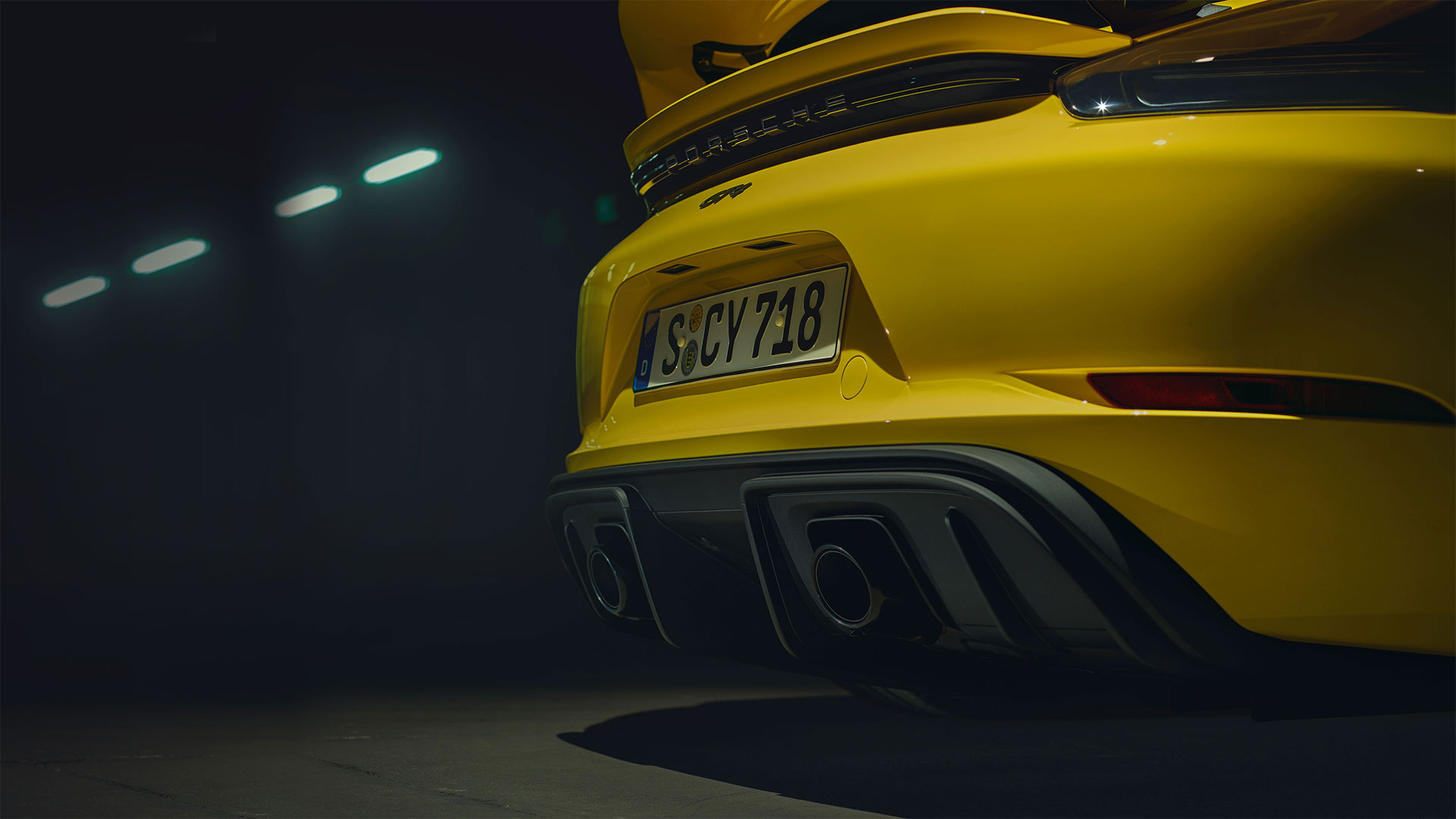 Porsche - Asfaltla bütünleşir: difüzörlü bölümü içeren arka apron.