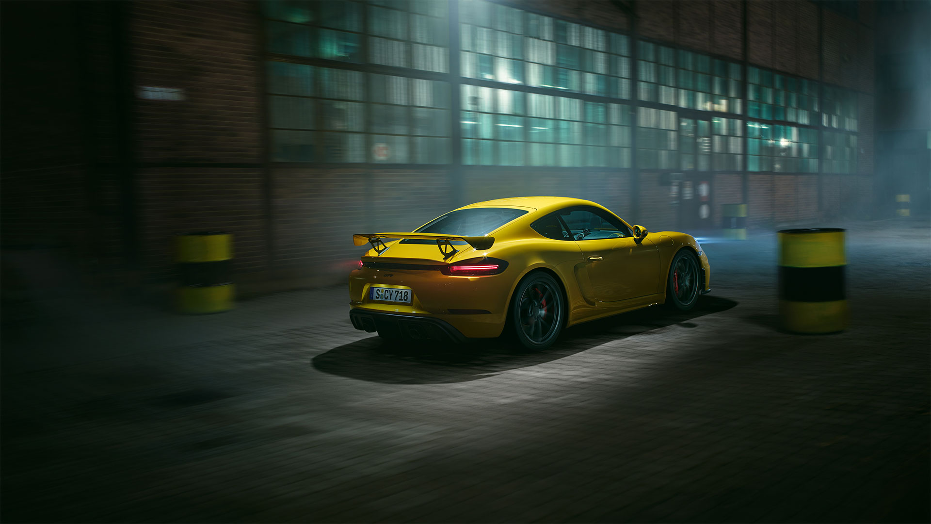 Porsche -GT frenlere sahip adaptif GT spor süspansiyon. 