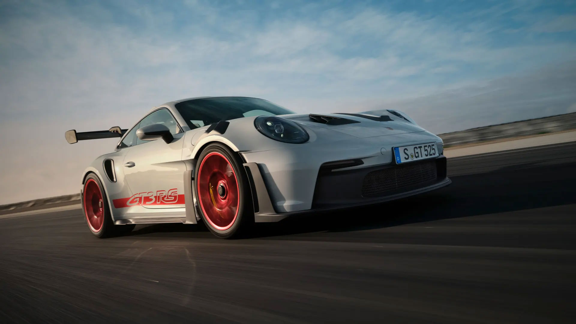 Porsche - Hava giriş kapağına sahip geniş turbo gövde. 