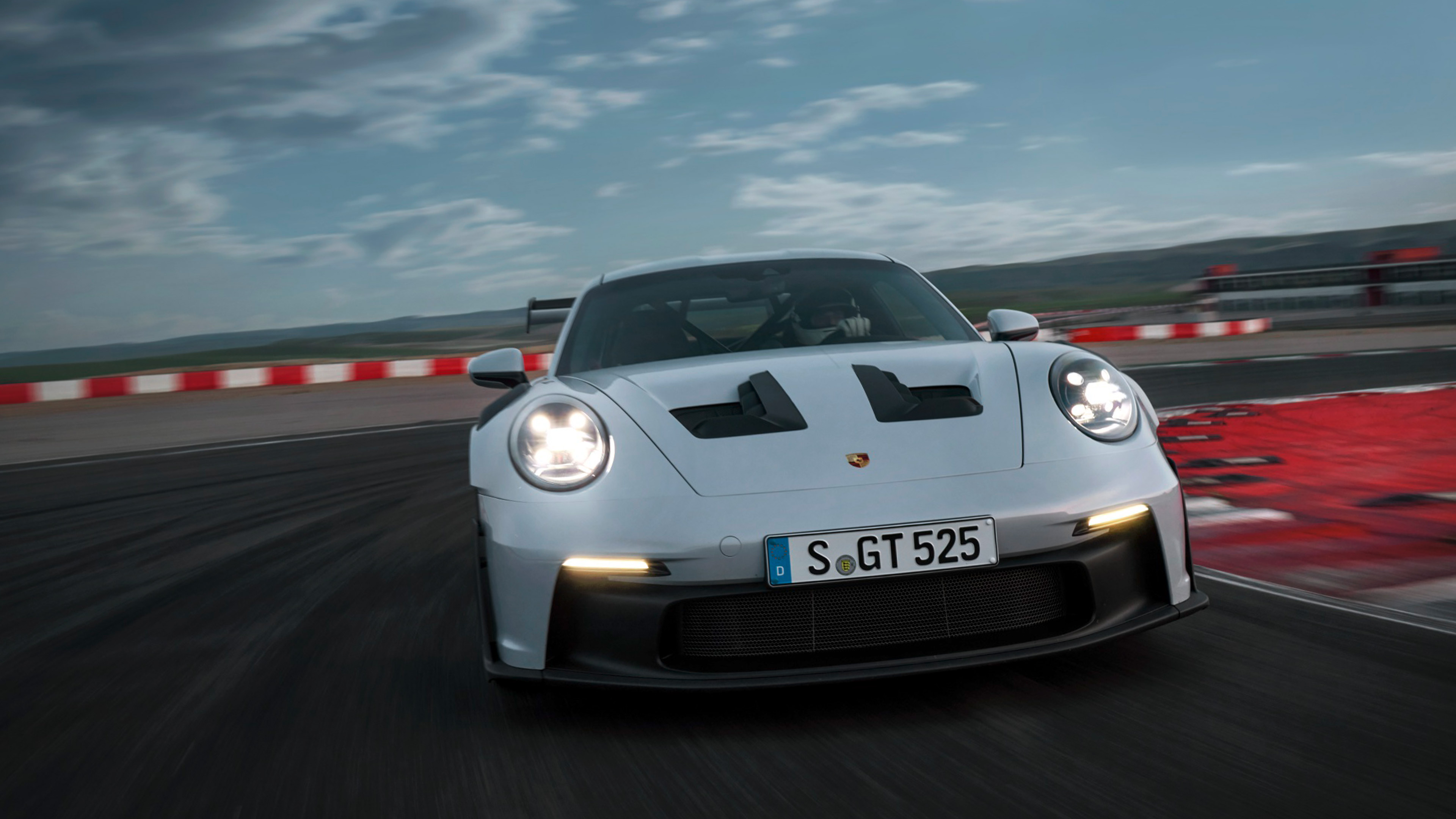 Porsche - 40 kg'a kadar daha fazla yere basma kuvveti için ön aks üzerinde Aero salıncak. 